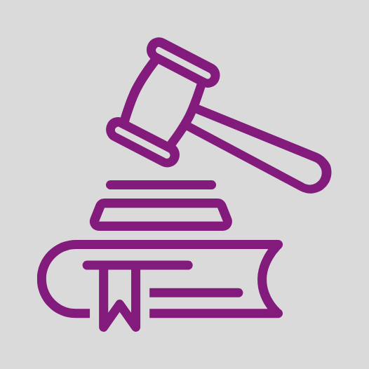 Młotek sędziowski i kodeks. Symbole tłumaczenia prawnego.