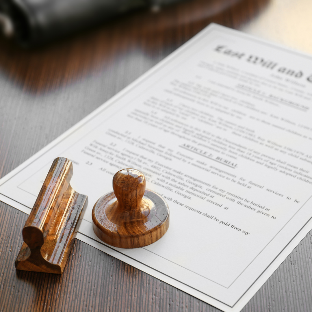 Papierowy dokument, na którym leżą dwie pieczątki.