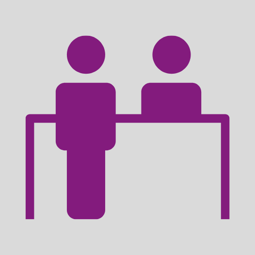 Dwa ludziki, jeden za ladą drugi przed ladą.